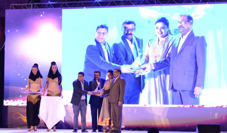 Universal Sales receives award at Dubai for highest sales of Ductable machines in India